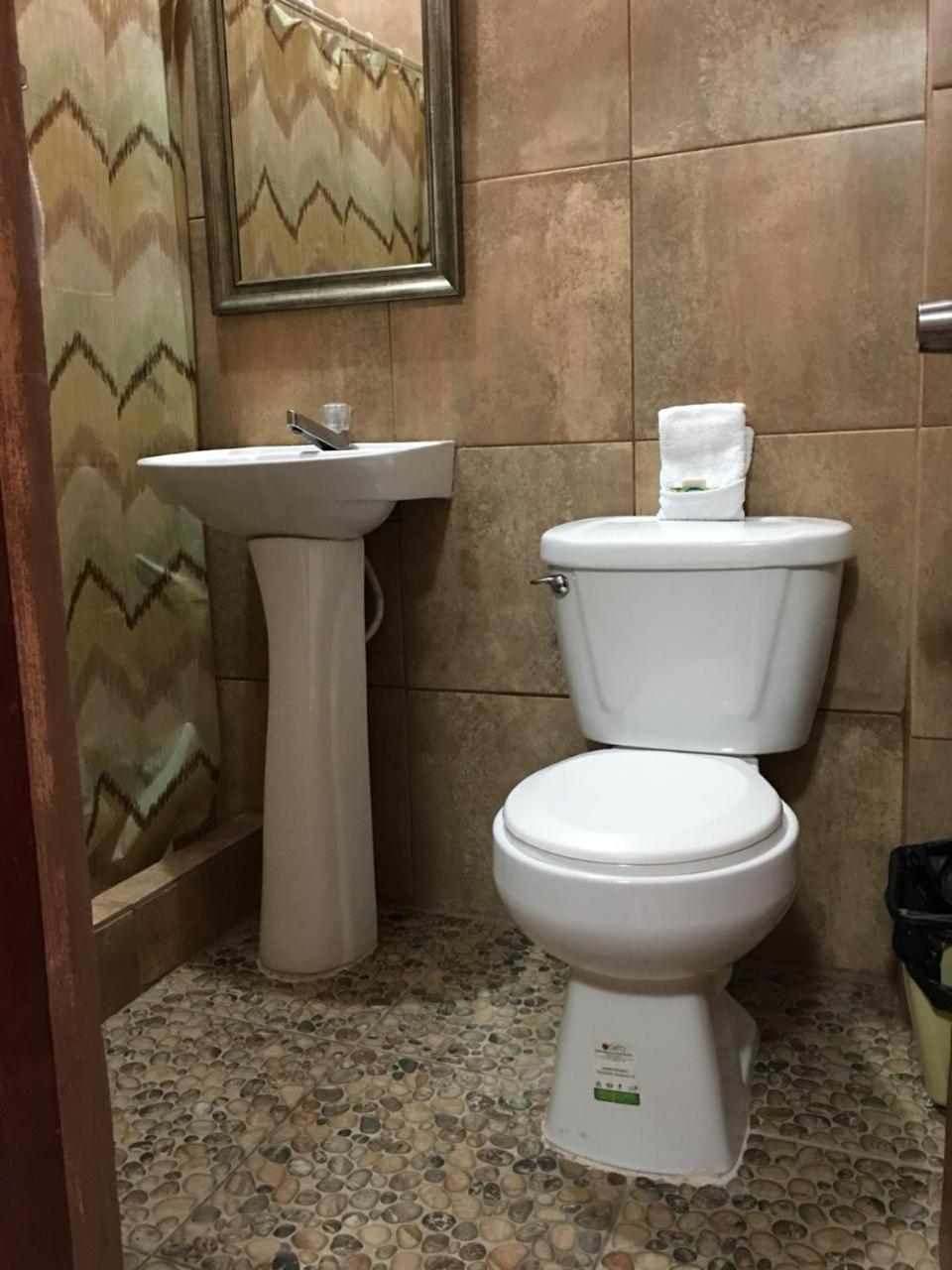Hotel El Reformador Puerto Barrios Dış mekan fotoğraf