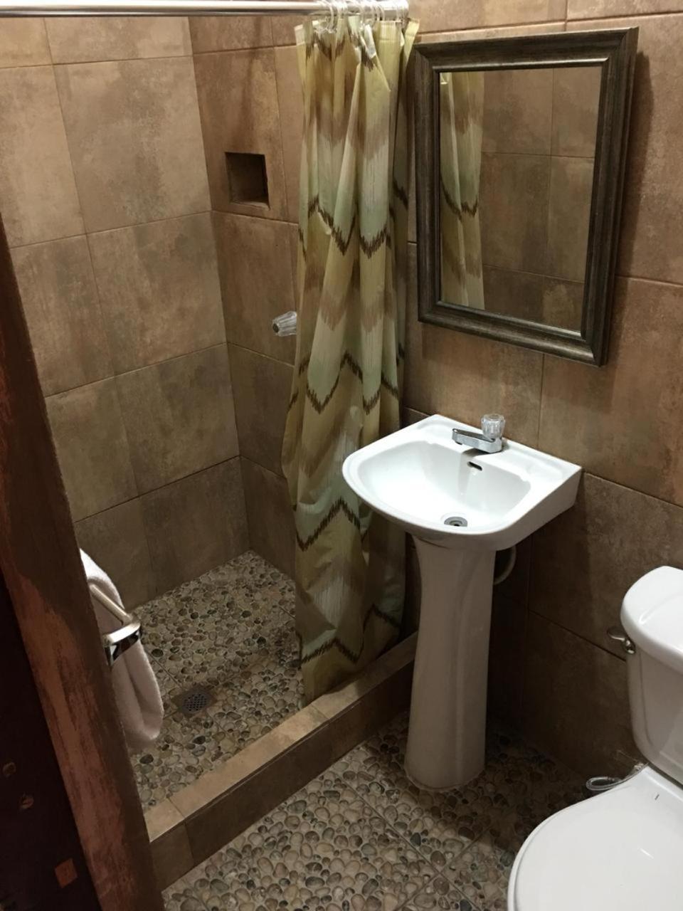 Hotel El Reformador Puerto Barrios Dış mekan fotoğraf