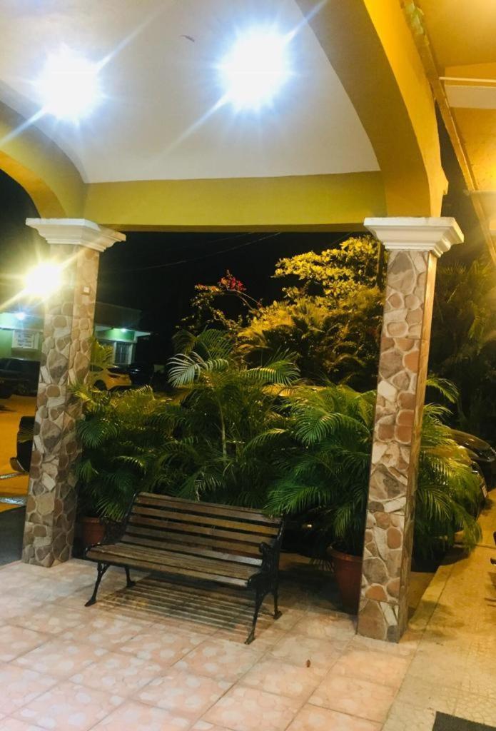 Hotel El Reformador Puerto Barrios Dış mekan fotoğraf
